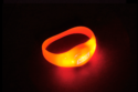 pulseira-de-led-ativada-por-movimento-ou-som-ligada-min